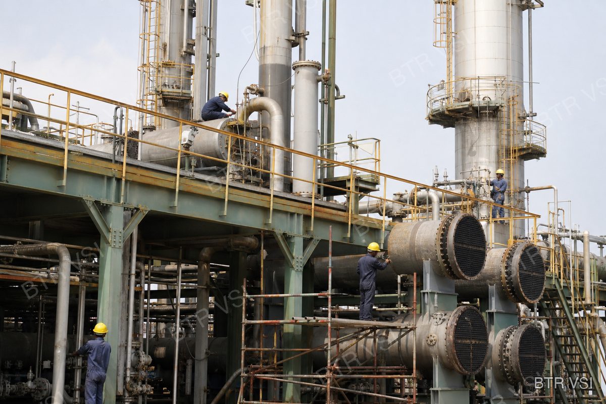 Gas processing unit under maintenance shutdown with workers on the structure